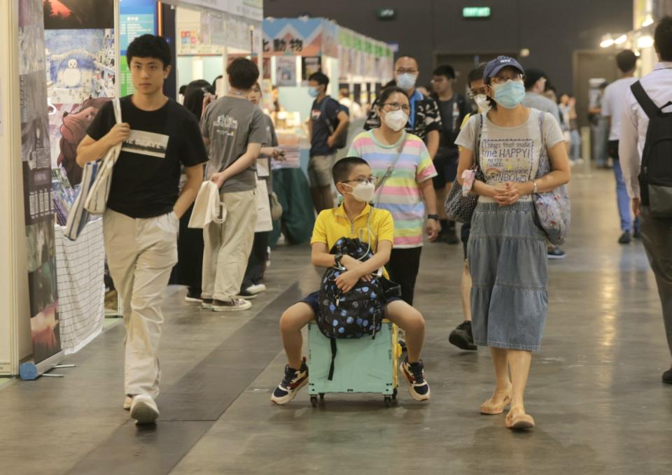 有市民攜同購物車進入書展會場，準備「掃書」。