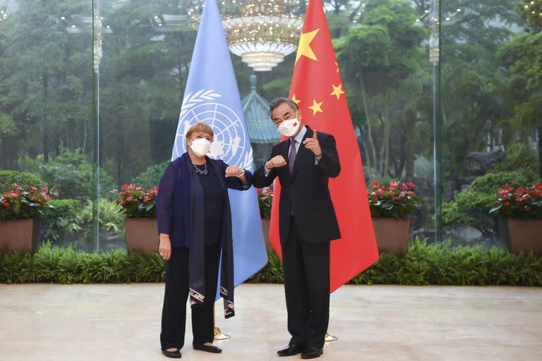 En esta foto publicada por la Agencia de Noticias Xinhua, el ministro de Asuntos Exteriores chino, Wang Yi, se reúne con la Alta Comisionada de las Naciones Unidas para los Derechos Humanos, Michelle Bachelet, en Guangzhou, provincia de Guangdong, en el sur de China, el lunes 23 de mayo de 2022. 