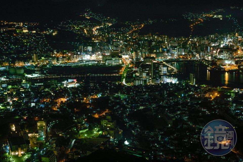 在展望台上轉一圈，能欣賞不同角度的長崎夜景。