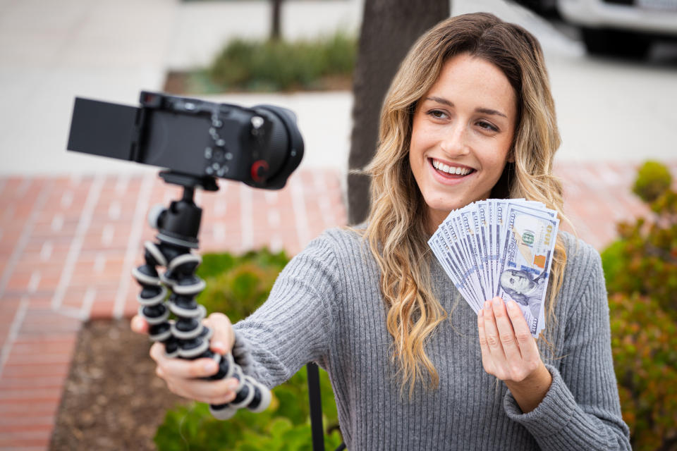 Los jóvenes influencers han creado la tendencia de hablar abiertamente sobre gestión financiera y ahorros. Foto: Getty Images