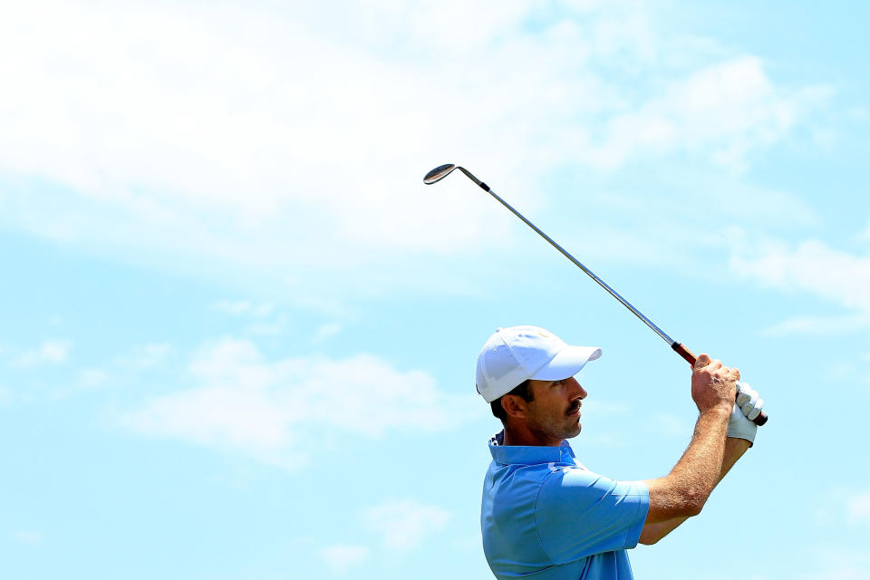 MELBOURNE, AUSTRALIA - NOVEMBER 17: Geoff Ogilvy of the International Team hits his second shot on the first hole during the Day One Foursome Matches of the 2011 Presidents Cup at Royal Melbourne Golf Course on November 17, 2011 in Melbourne, Australia. (Photo by Quinn Rooney/Getty Images)