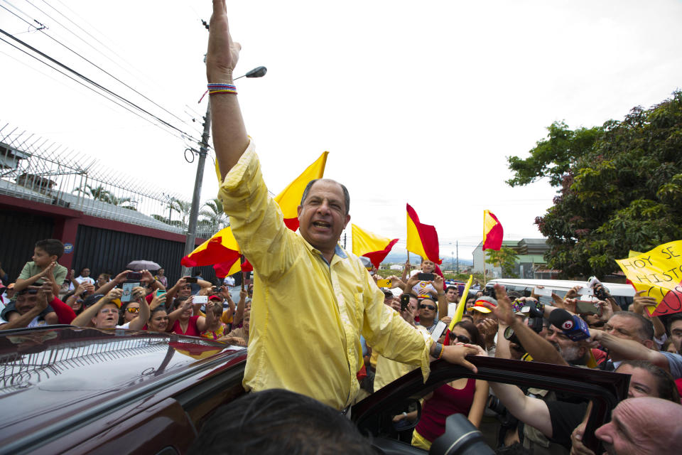 Luis Guillermo Solís, candidato del opositor Partido Acción Ciudadana (PAC), único contendiente a la presidencia de Costa Rica por el retiro de su contentor oficialista Johnny Araya, saluda a sus partidarios después de votar en San José, Costa Rica, el domingo 6 de abril de 2014. (AP Photo/Moises Castillo)