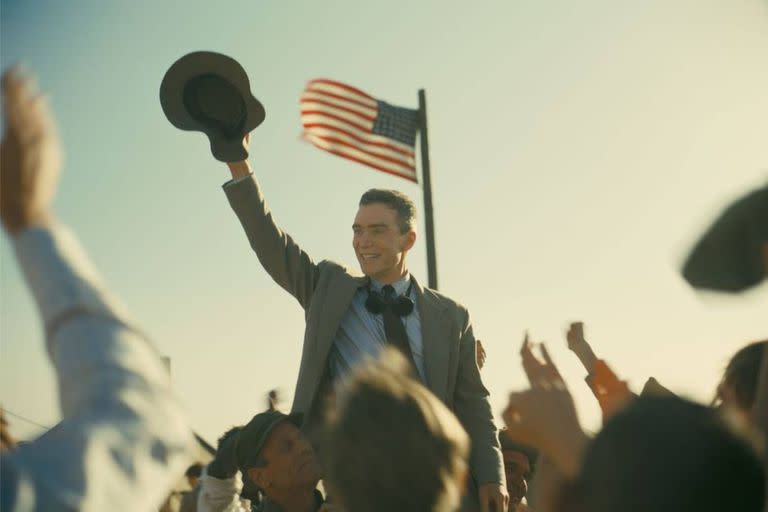 Oppenheimer, interpretado por Cillian Murphy, aparece en la película con la bandera estadounidense de fondo