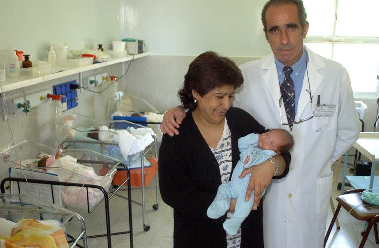 Larguía fue jefe del Departamento de Neonatología del Hospital Materno Infantil Ramón Sardá hasta 2014; en la foto, con la abuela de un recién nacido 