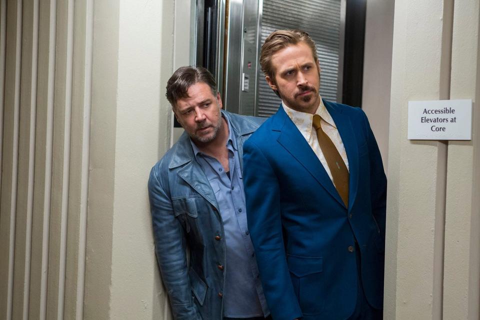 Russell Crowe and Ryan Gosling looking down a hallway