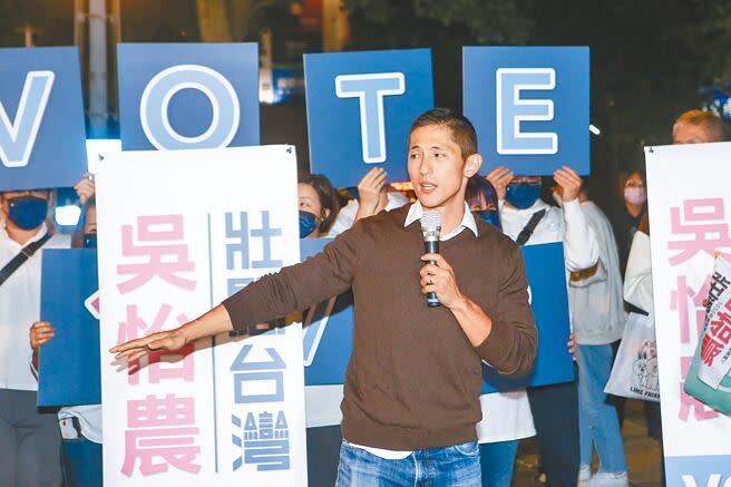民進黨徵召角逐台北市立委補選的吳怡農深陷黑道黨員風暴，他4日晚間於劍南路站口舉行街講。（鄧博仁攝）