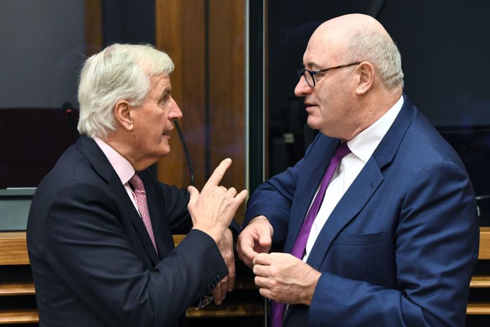 Der irische EU-Kommissar Phil Hogan mit dem Brexit-Beauftragten der EU, Michel Barnier. (Getty)