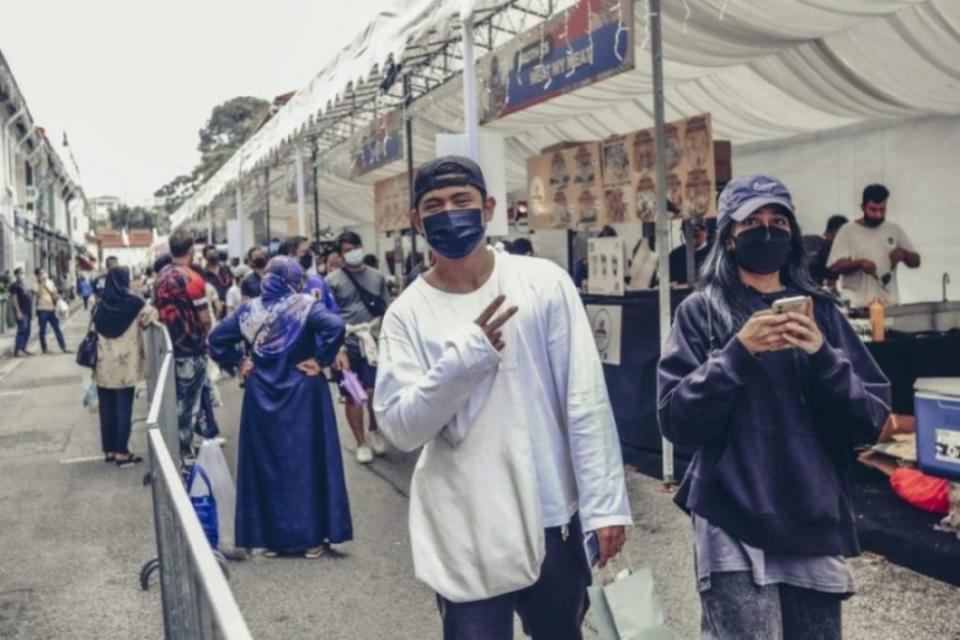 raikan ramadan - bazaar crowd