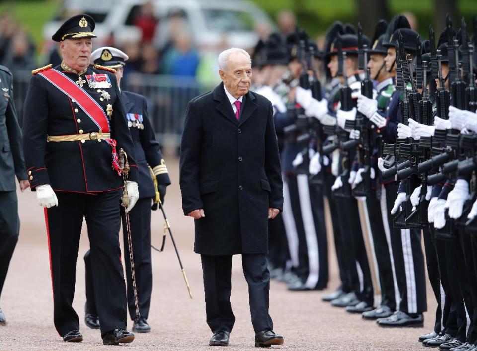 The President of Israel, Shimon Peres, centre, and King Harald of Norway inspects a Guard of Honour during welcoming ceremony in Oslo, Monday May 12, 2014. The Israeli President arrived Monday to meet the King of Norway amidst a chorus of protests from organizations angry at construction of Jewish settlements in occupied Palestine. Shimon Peres, 90, who won the Nobel Peace Prize in 1994 for his part in the Oslo Peace Accords, is the first Israeli head of state to visit the country. (AP Photo/Cornelius Poppe, NTB scanpix) NORWAY OUT