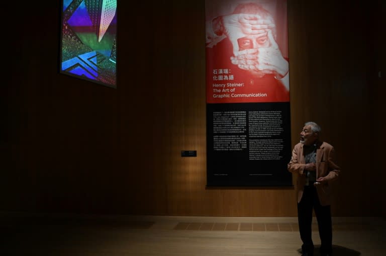 Le graphiste Henry Steiner arpentant le M+, un musée de Hong Kong où sont exposées ses oeuvres, le 27 juin 2024 (Peter PARKS)