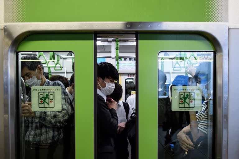 Pasajeros en el rush hour en la estación Shinagawa