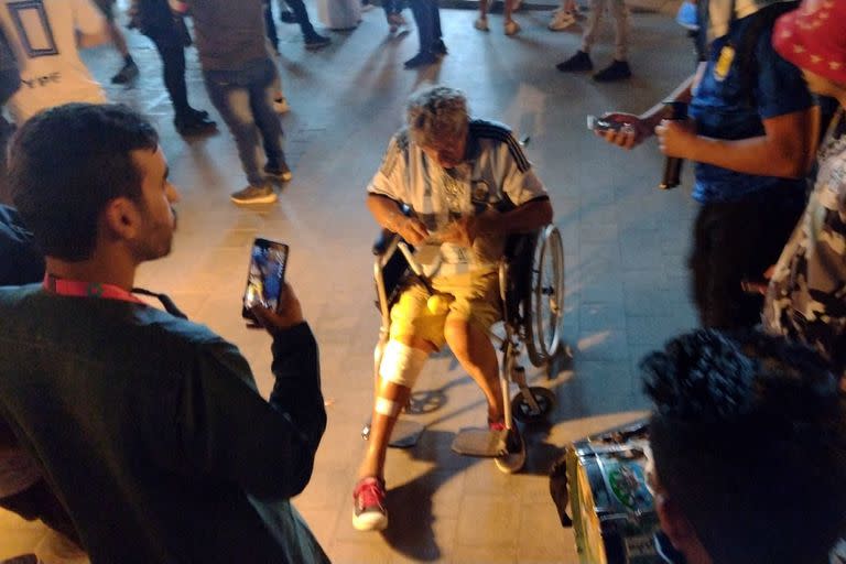 El Tula, en silla de ruedas, y con su bombo; se sacó selfies hasta con los qataríes