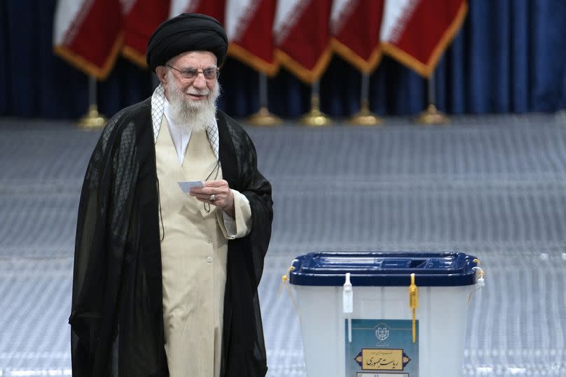 Ali Khamenei, Guide suprême iranien, vote pour la présidentielle le 28 juin