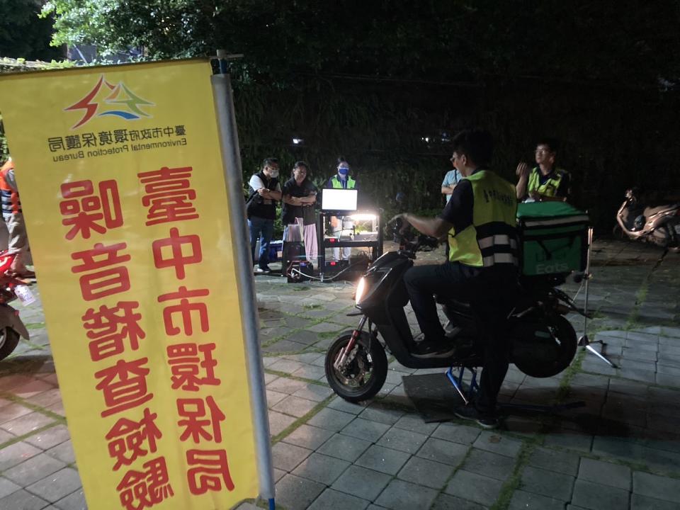 該次環警監聯合稽查勤務攔檢4輛機車不合格，不合格車輛均依噪音管制法相關規定告發。(記者澄石翻攝)