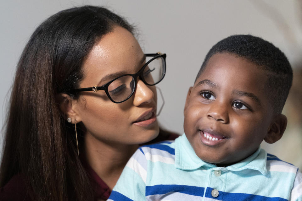 Jennifer Guzmán conversa con Zavion, el medio hermano que adoptó tras el fallecimiento de su madre por el COVID-19. Foto del 17 de septiembr del 2020 en Newark, Nueva Jersey. (AP Photo/Mary Altaffer)