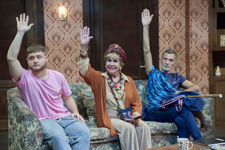 Tomás Kirzner junto a Virginia Lago y Gustavo Garzón en una escena de la obra Votemos