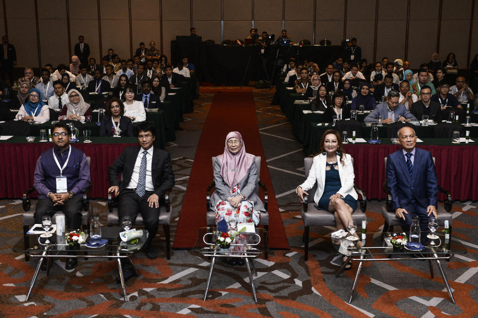 (From left) UN representative Niloy Banerjee, Tunku Zain Al-‘Abidin Tuanku Muhriz, Datuk Seri Dr Wan Azizah Wan Ismail, WOWComm 2019 organising chairman Anne Edwards and Bernama chairman Datuk Seri Azman Ujang at the event. — Picture by Miera Zulyana