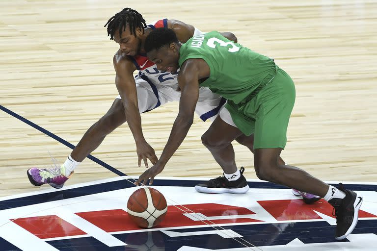 El estadounidense Darius Garland (25) y el nigeriano Caleb Agada (3) persiguen el balón durante un juego de exhibición de baloncesto el sábado 10 de julio de 2021 en Las Vegas.