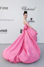 Plusieurs mètres de taffetas rose bubble gum ont dû être nécessaires pour confectionner la magistrale robe de Coco Rocha. Pour assister au gala de l’amfAR, le top canadien s’est parée d’une tenue agrémentée à la fois d’une maxi traîne et d’un très large nœud dans le dos.