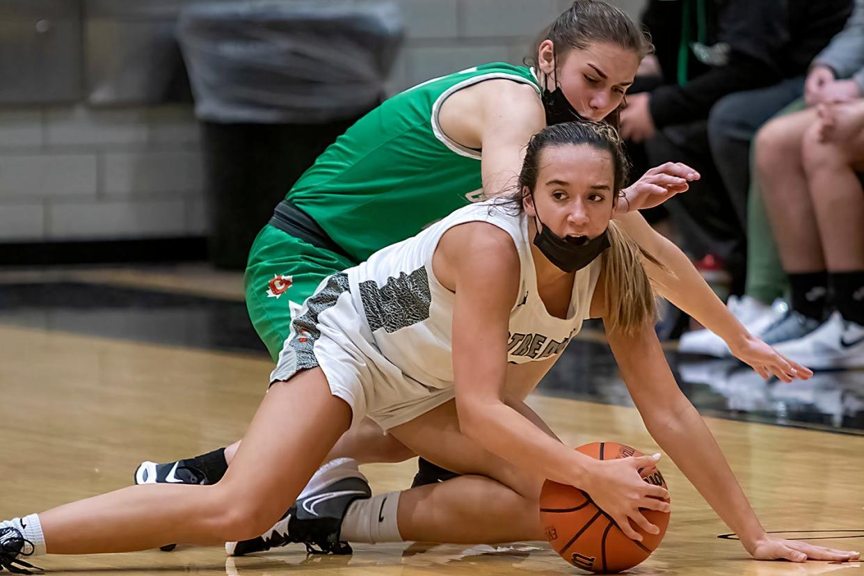 Galesburg High School sophomore Kiarra Kilgore looks for an open teammate after making a steal during the Silver Streaks' 51-46 overtime loss to unbeaten and top-ranked Geneseo in WB6 Conference action on Thursday, Jan. 20, 2022 at John Thiel Gymnasium.