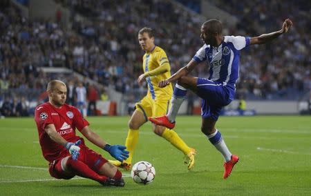 Porto's Yacine Brahimi tries to score past BATE Borisov's goalkeeper Sergei Chernik during their Champions League Group H soccer match at Dragao stadium in Porto September 17, 2014. REUTERS/Rafael Marchante