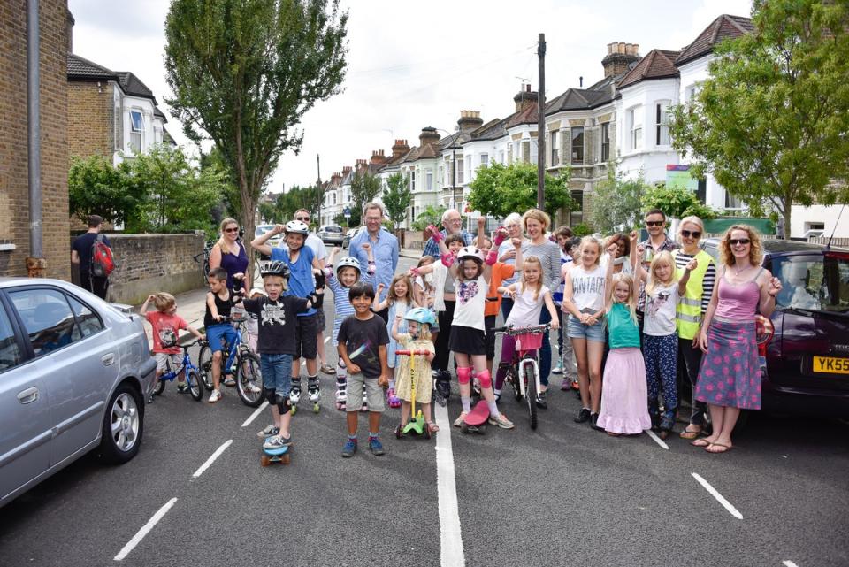 Residents of Roxwell Road, Shepherds Bush, enjoy a Play Street (Hammersmith and Fulham Council)