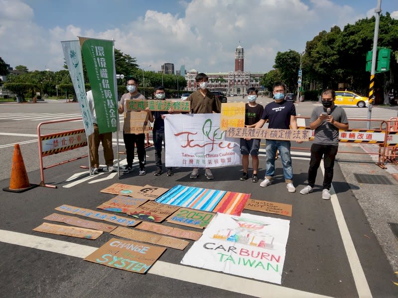 台灣青年氣候聯盟等民間團體22日在凱道舉行記者會，並向總統府遞交氣候治理七大訴求陳情書 (央廣記者王照坤 攝)