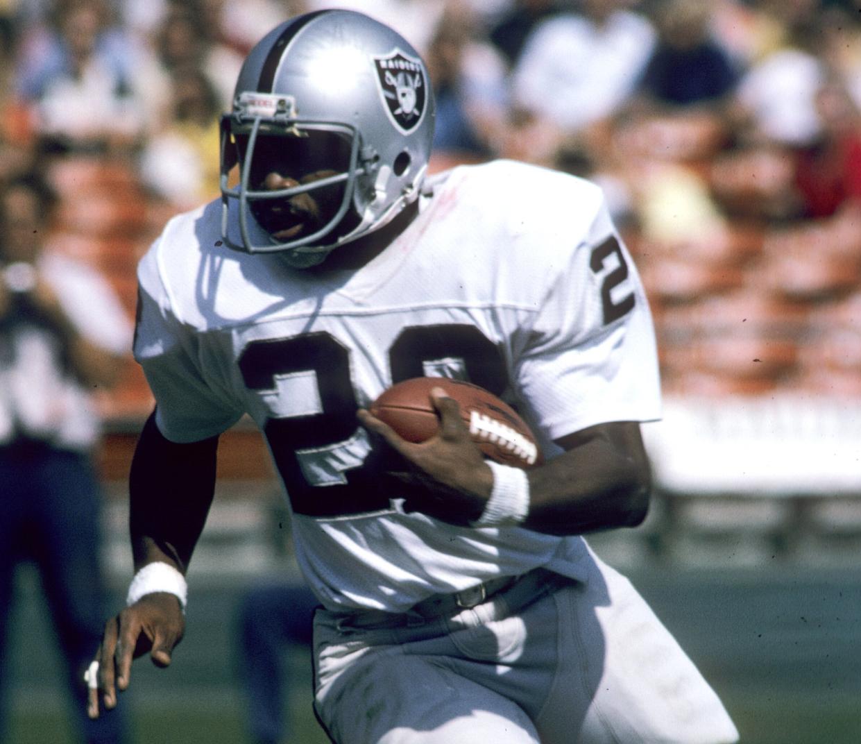 Former Oakland Raiders running back Clarence Davis, seen here in 1974, is still alive per the Raiders, who earlier Thursday posted that he had died. (James Flores/Getty Images)