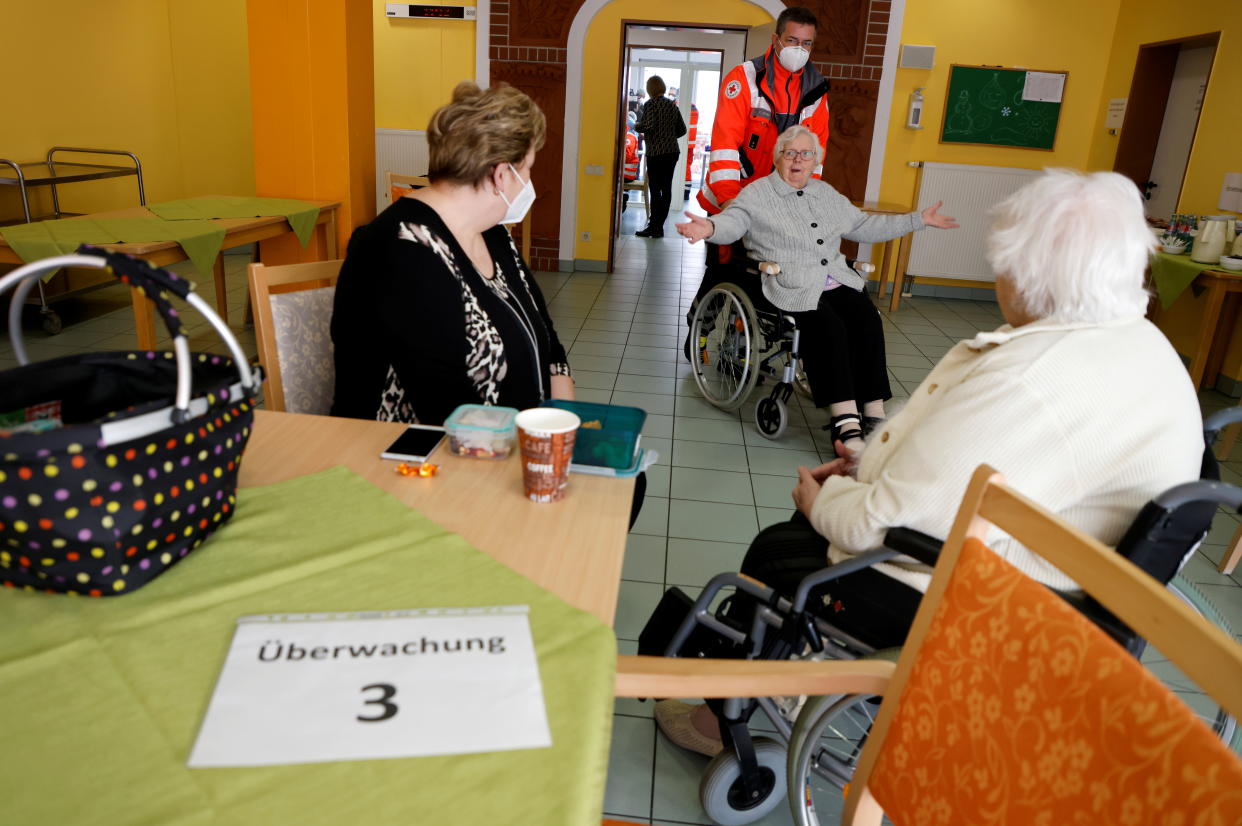 Patienten warten in einem DRK-Seniorenwohnpark Grossräschen auf ihre Impfung gegen Corona (Bild: REUTERS/Fabrizio Bensch)