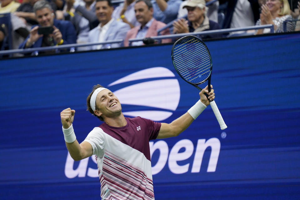 Casper Ruud reacciona tras derrotar a Matteo Berrettini en los cuartos de final del US Open, el martes 6 de septiembre de 2022, en Nueva York. (AP Foto/Seth Wenig)