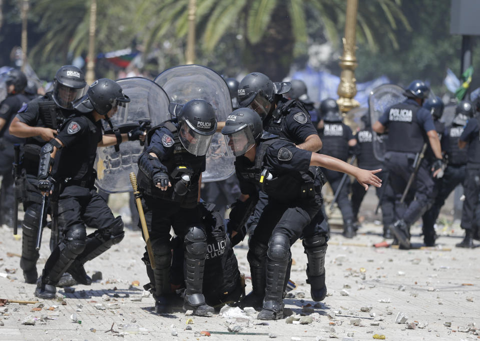 FOTOS: Disturbios fuera del Congreso argentino por reforma de pensiones