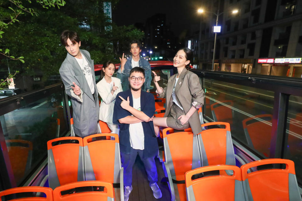 ▲導演洪子鵬 (前排中) 率鄭元暢 (左起)、柯佳嬿、傅孟柏、曾之喬上雙層巴士做映後直播。