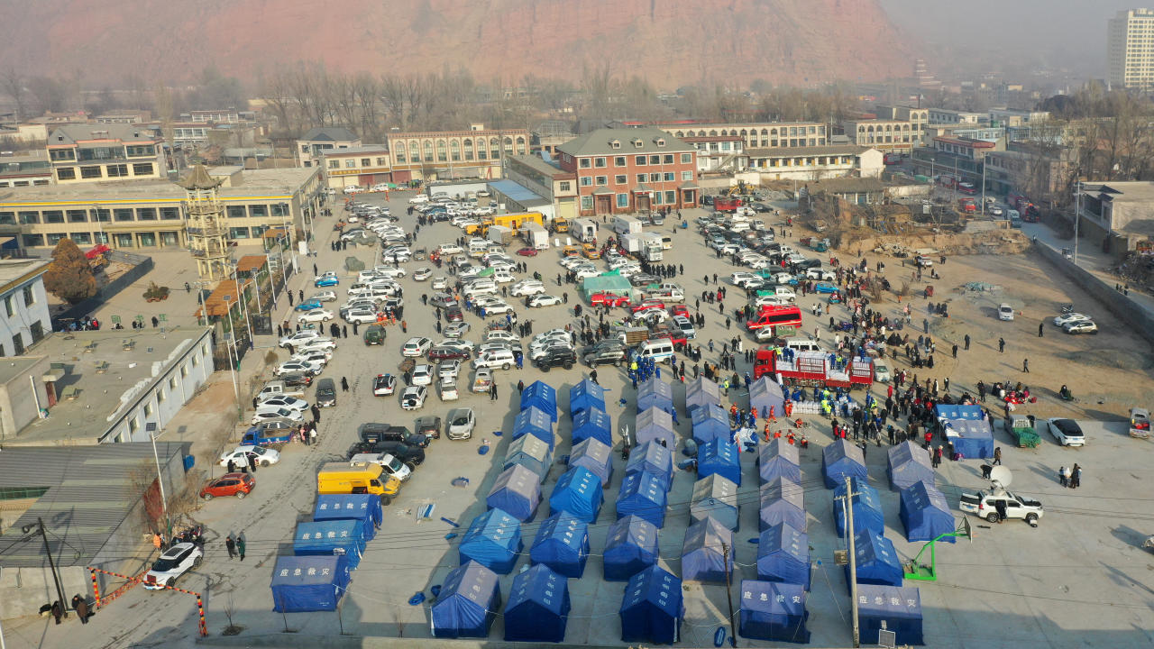 中國甘肅省積石山縣地震後，鳥瞰圖可見正在積極進行救援行動。（China Daily／路透社）