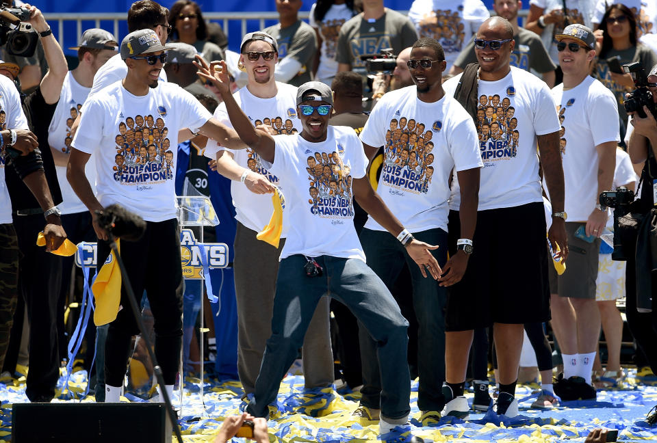 Die Splash Brothers regieren die NBA: Angeführt von Steph Curry und Klay Thompson holten die Golden State Warriors den ersten NBA-Titel seit 40 Jahren nach Oakland.