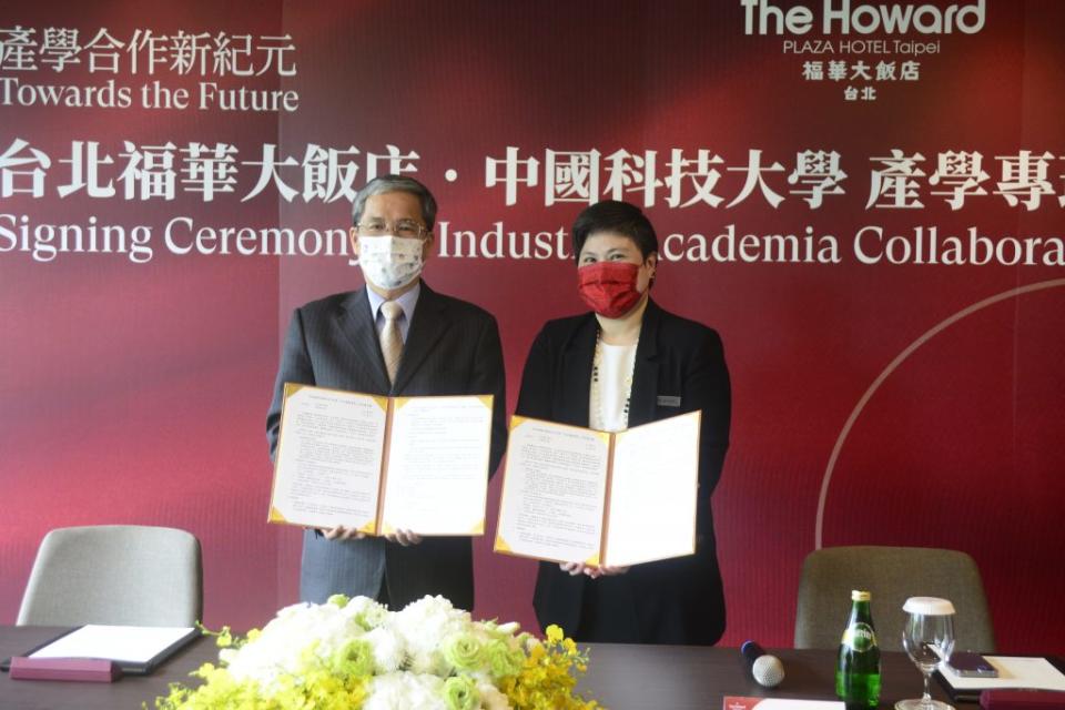 台北福華大飯店副總經理陳雅惠（右）與中國科技大學校長唐彥博簽訂企業夥伴合作備忘錄。（記者王誌成攝）