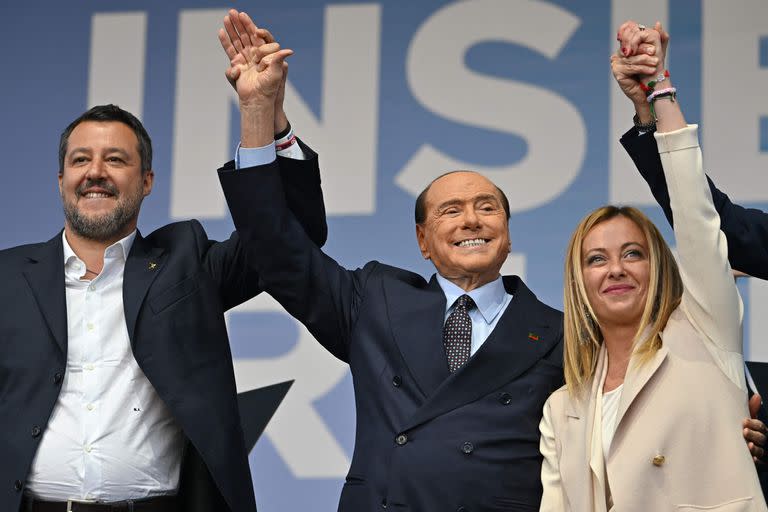 'De izquierda a derecha) El líder de la Lega, Matteo Salvini, el líder de Forza Italia, Silvio Berlusconi, y la líder de Hermanos de Italia, Giorgia Meloni, en el escenario el 22 de septiembre de 2022, durante un mitin conjunto de los partidos de derecha italianos Hermanos de Italia (Fratelli d'Italia, FdI), la Liga (Lega) y Forza Italia en la Piazza del Popolo en Roma, antes de las elecciones generales del 25 de septiembre. 