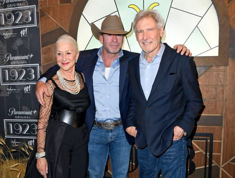Junto a Helen Mirren y Harrison Ford, Taylor Sheridan luce su estampa de cowboy en la presentación de 1923, que llega el domingo a Paramount+