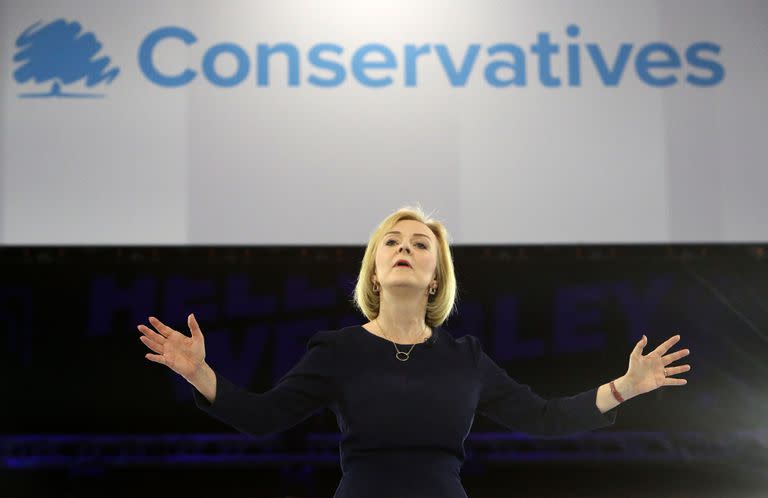 En esta foto de archivo tomada el 31 de agosto de 2022, Liz Truss, ministra de Asuntos Exteriores británica y aspirante a convertirse en la próxima primera ministra del país y líder del Partido Conservador, responde a preguntas mientras participa en un acto del Partido Conservador en el Wembley Arena, en Londres.