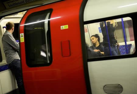 Commuters travel on the northern line on the London underground in London, Britain August 5, 2015. REUTERS/Dylan Martinez