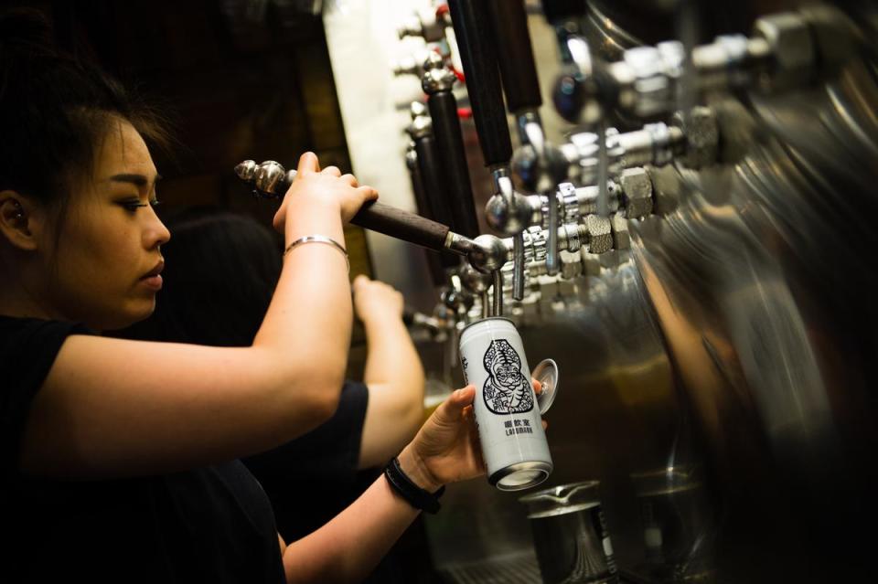 「啜飲室LANDMARK」提供以鋁罐外帶生啤的服務，以確保酒質新鮮。
