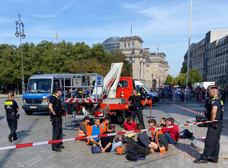 Last Generation climate protesters douse Brandenburg Gate columns in paint