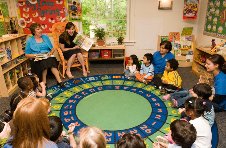 Jennifer Garner reads a book with her mother Pat to a group of Head Start children to help launch the 2009 State of the World's Mothers Report at the Rosemount Center on May 5, 2009 in Washington, DC. 