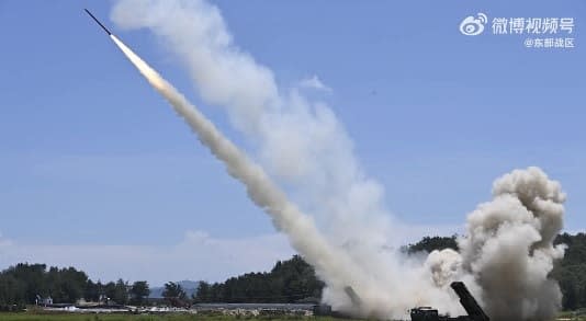 國防部證實解放軍4日軍演，共計發射11枚「東風系列」彈道飛彈，範圍涵蓋台灣北、南、東部外海。圖／擷取微博視頻