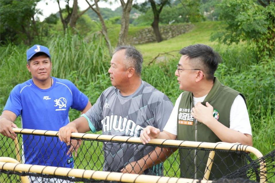 會勘柑園棒球場　卓冠廷舉六大缺失要求改進