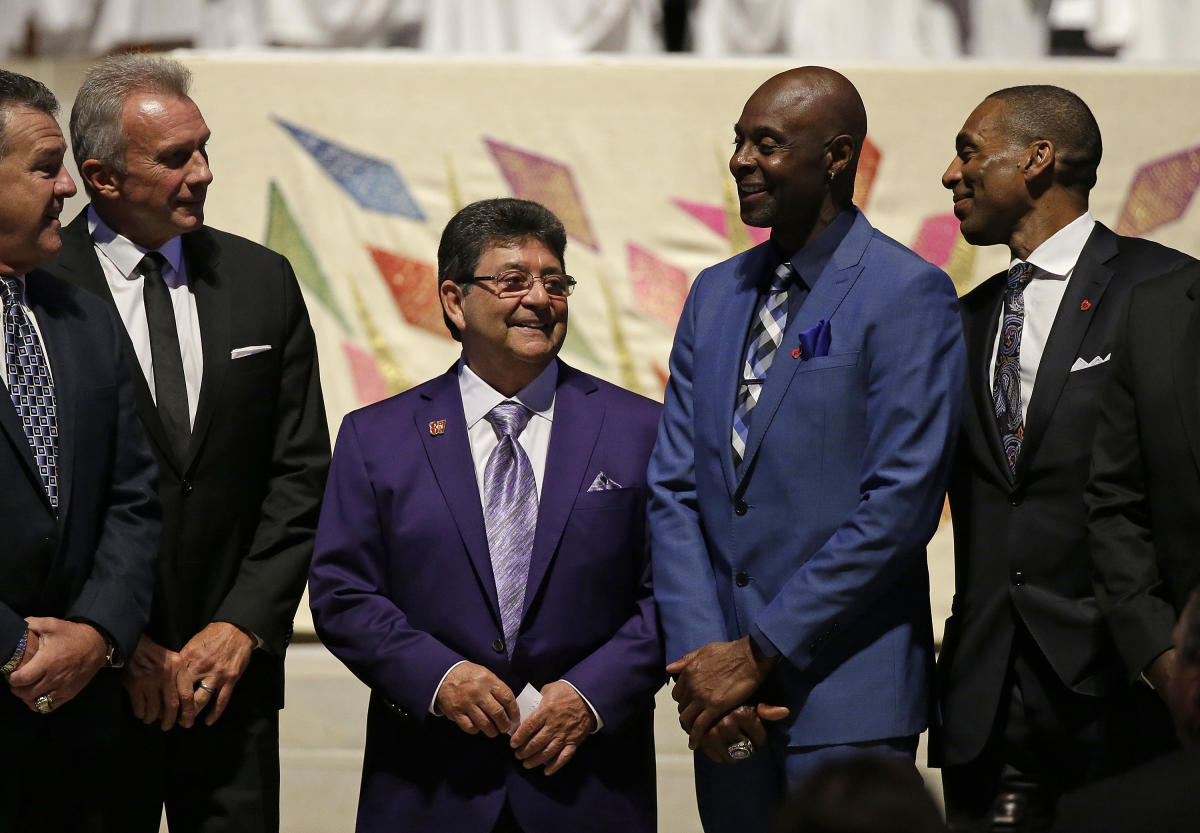 Pastor Darrell Scott speaks after a meeting with President Donald Trump who  signed an executive order granting a full pardon to Edward DeBartolo Jr.,  the former San Francisco 49ers owner convicted in