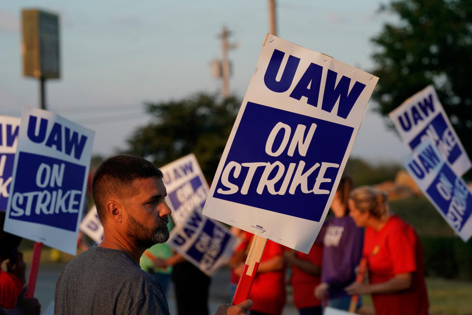 General Motors assembly workers picket outside the General Motors Bowling Green plant during the United Auto Workers (UAW) national strike in Bowling Green, Kentucky, U.S., September 17, 2019.  REUTERS/Bryan Woolston