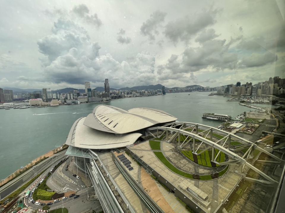 香港君悅酒店臨海而建，位處香港島優秀地段，坐擁世界聞名的維多利亞港美景