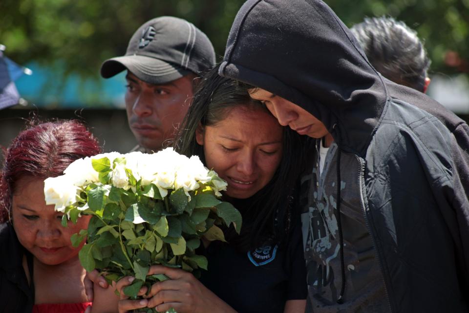 Familiares de muertos en socavón rechazan un millón de pesos y exigen justicia