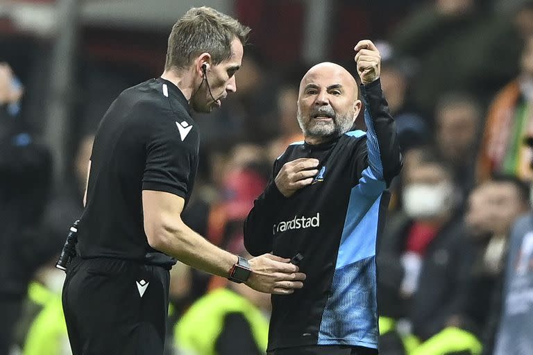 Jorge Sampaoli discute con un árbitro, durante un partido de la temporada anterior