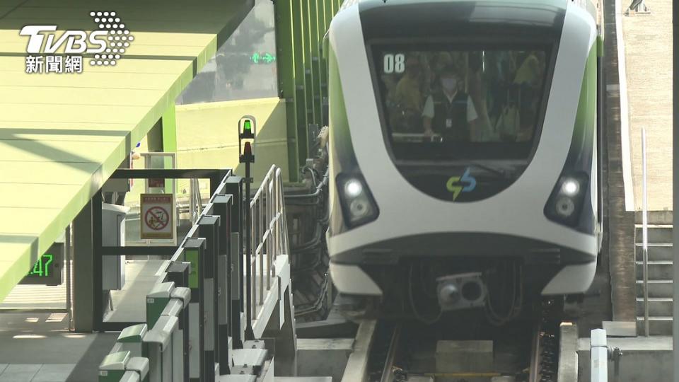 台中捷運去年曾發生建商吊臂砸落車廂的意外。（圖／TVBS資料畫面）